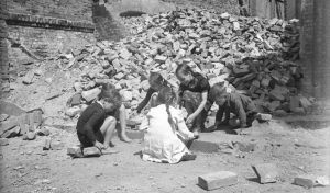 <span class="entry-title-primary">Es ist der Krieg</span> <span class="entry-subtitle">Kriegskinder- und Kriegsenkel-Bücher stellen die Gottesfrage</span>